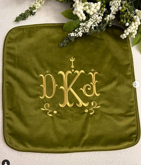 Italian Fishtail Embroidery font